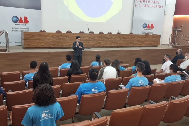 OAB Minas recebe jovens aprendizes